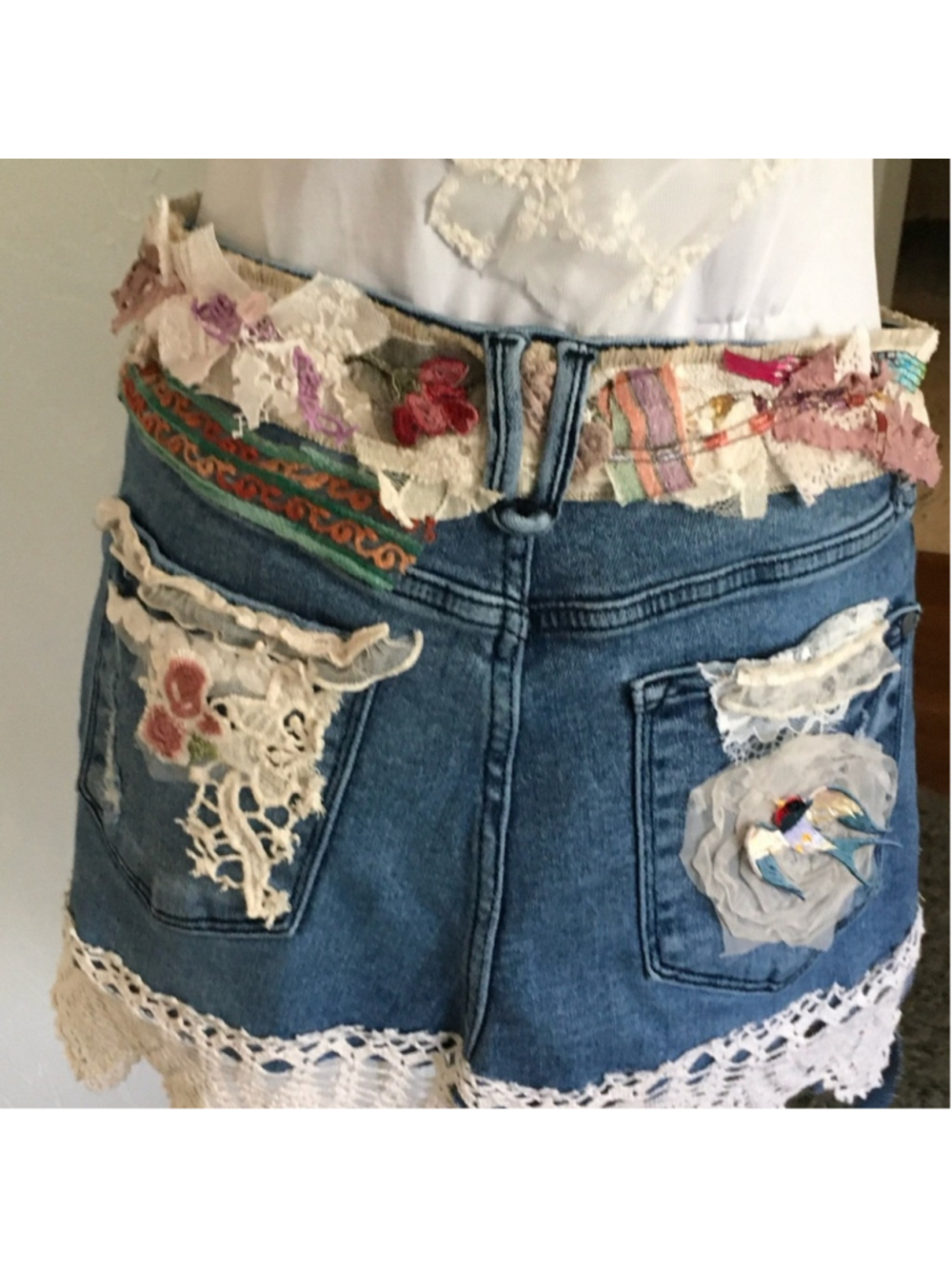 Hand Crafted Denim Belt Upcycled with Laces and Embroidered by hand Size 31 - Picture 3 of 12